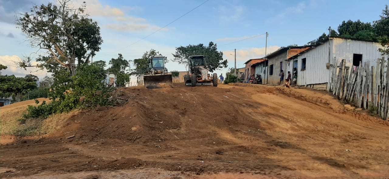 Prefeitura abre Rua em Leoventura onde nem mesmo carro transitava